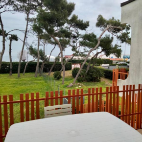 M335 Marcelli, ampio bilocale fronte mare con balcone